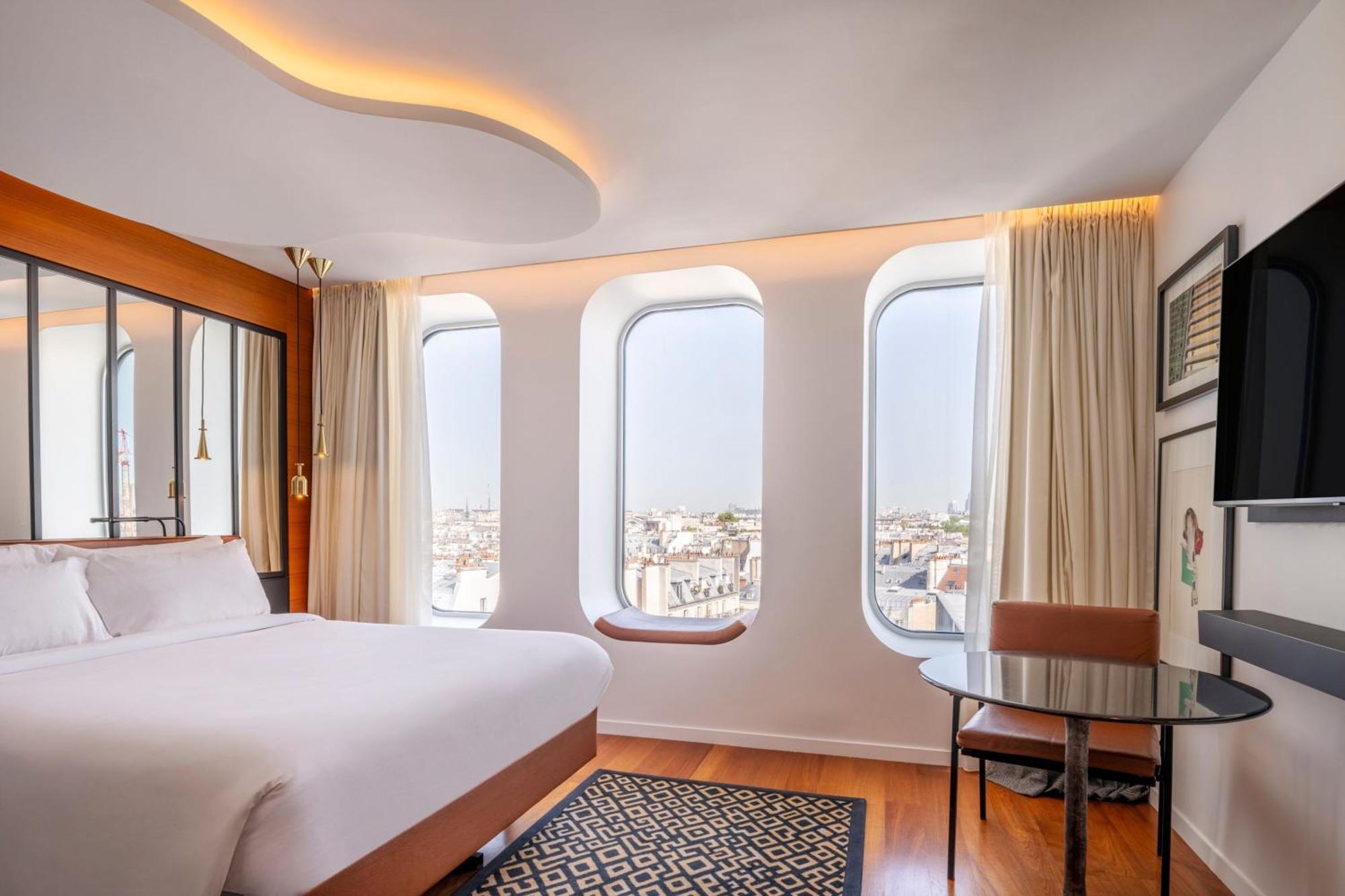 Zimmer mit Blick auf die Stadt und über die Dächer von Paris