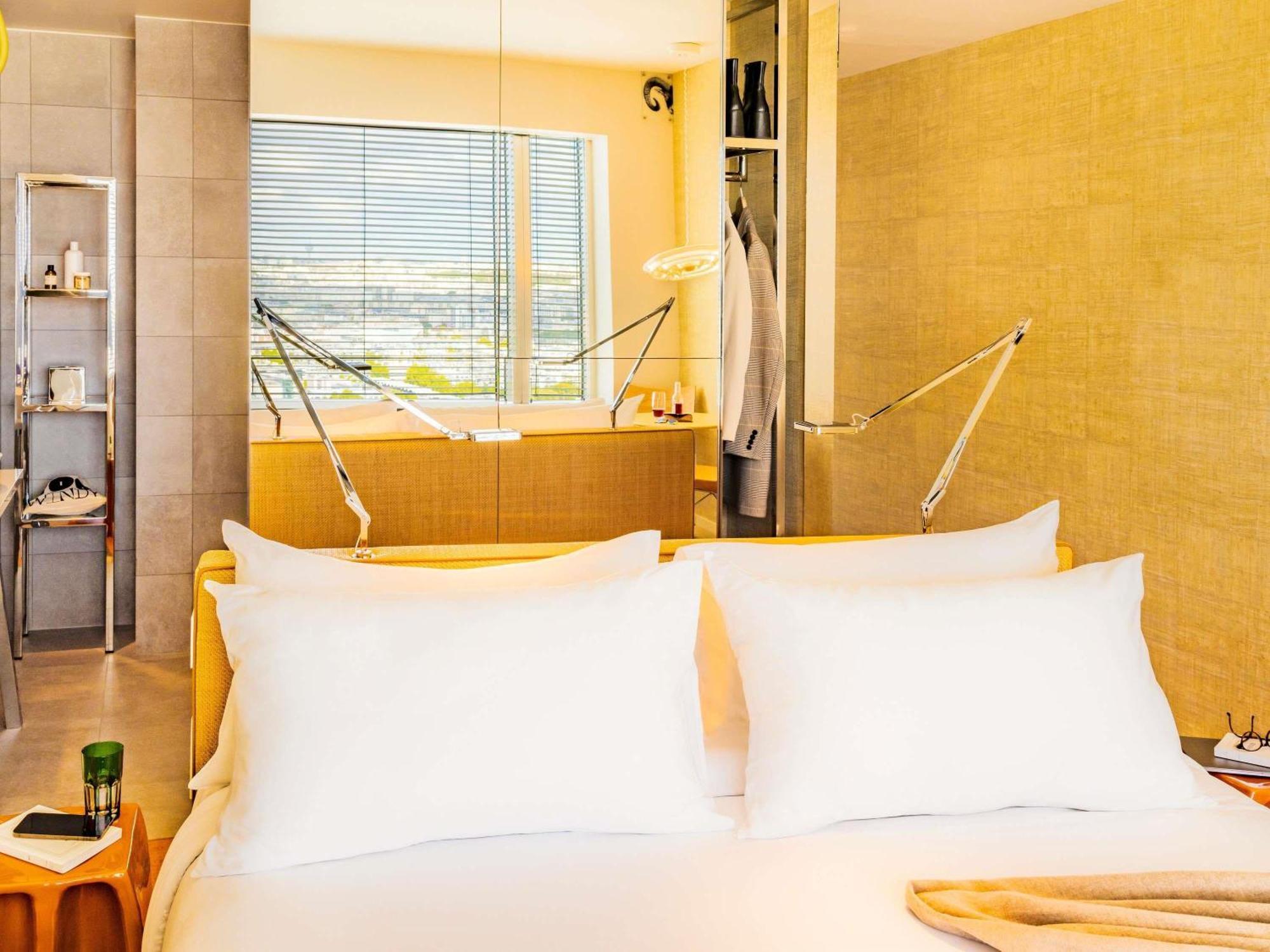 Executive Zimmer mit Kingsize-Bett und Panoramablick auf das Monument