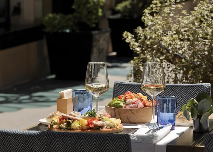 Hotel La Demeure Montaigne Paris